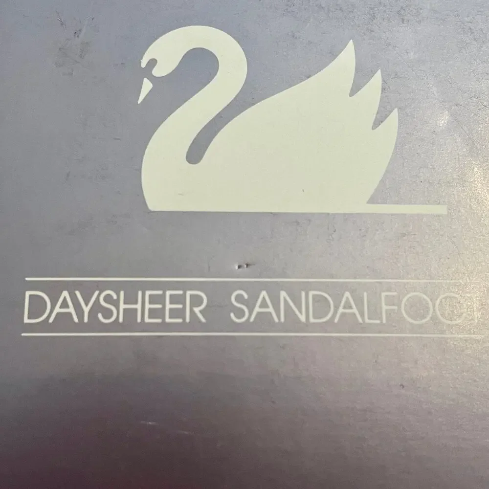 Gloria Vanderbilt Daysheer Sandalfoot Pantyhose Size: D, Color: Taupe C-13